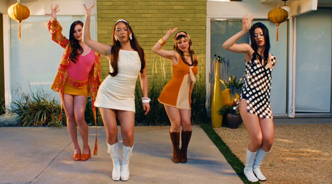 Кадр из клипа «Madwoman»