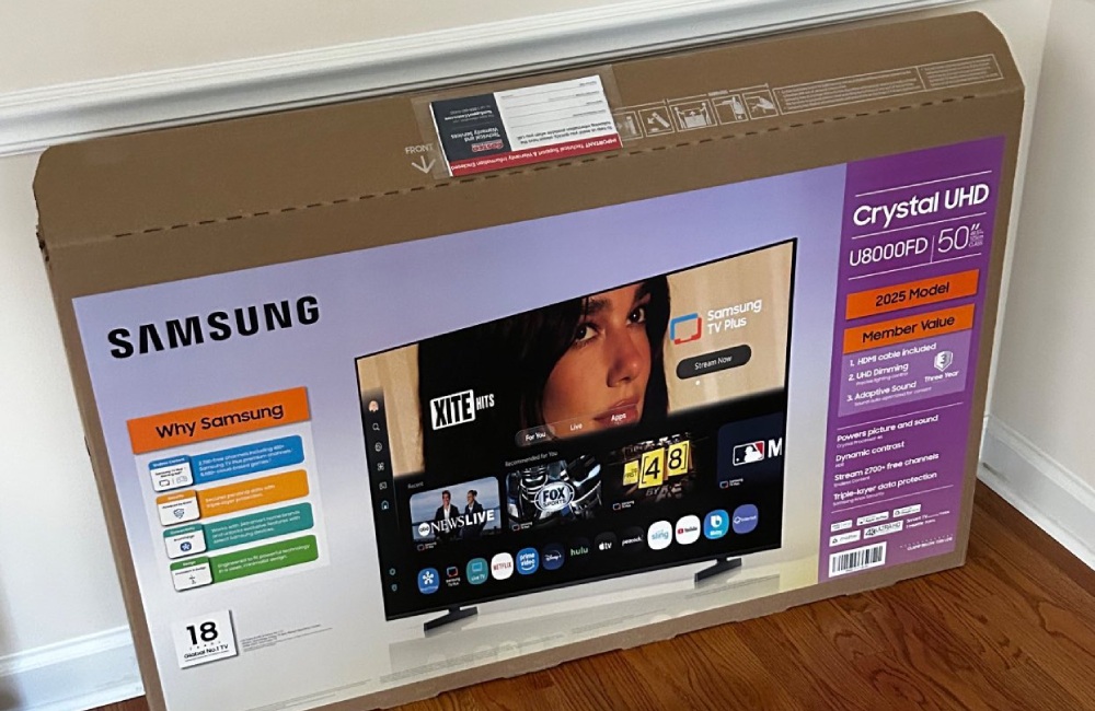 Коробка телевизора Samsung с фото Дуа Липы / Фото: UpdateCharts