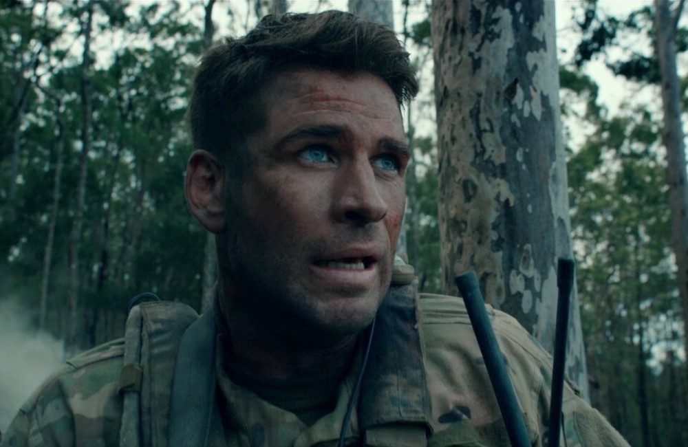 Лиам Хемсворт, кадр из фильма «Территория зла» (2023)