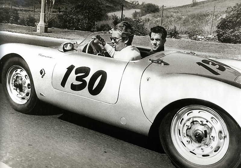 Актёр Джеймс Дин на своей машине Porsche Spyder