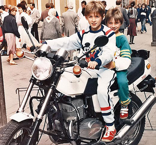 Сергей Лазарев вместо со старшим братом Павлом на мотоцикле