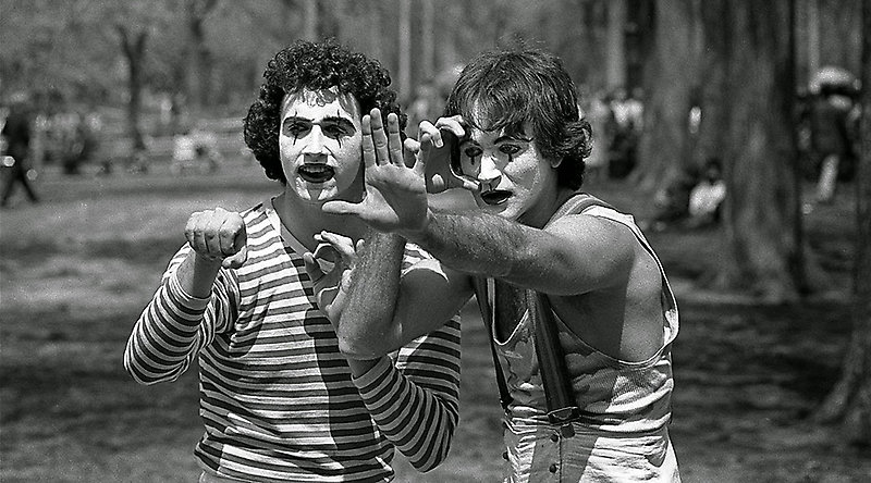 Робин Уильямс работает клоуном-мимом в Центральном парке, Нью-Йорк, 1974 год