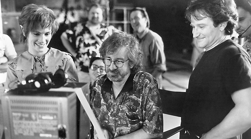 Актёр Робин Уильямс, режиссёр Стивен Спилберг и актриса Джулия Робертс на съемочной площадке фильма «Крюк»