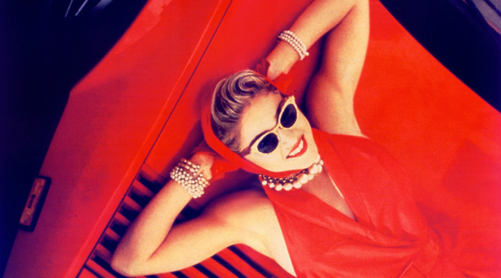 Мадонна на съемках клипа «Material Girl», 1985 год/ Фото: Just Loomis/ Фото с сайта onthecoverofamagazine.blogspot.ru