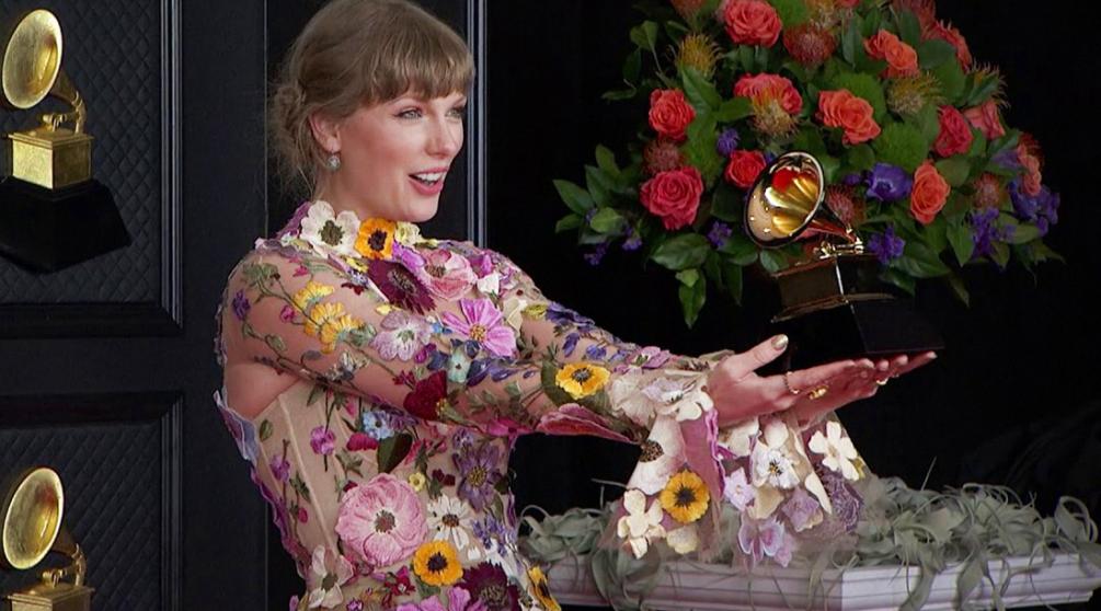 Тейлор Свифт, кадр из видео «Here's What Went On Backstage with Taylor Swift At The 2021 GRAMMY Awards Show»