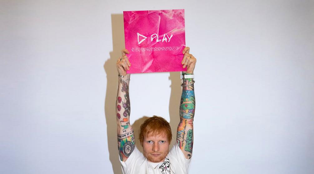 Эд Ширан с виниловым изданием альбома «Play» (2025)/ Фото: соцсети Эда Ширана
