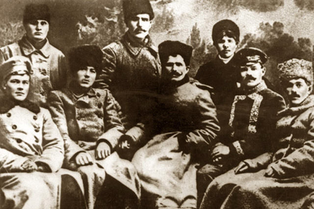 Чапаев в окружении боевых командиров, 1918 г.