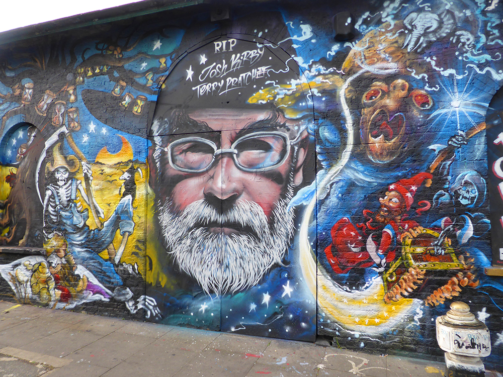 Граффити в Лондоне, посвященное Терри Пратчетту