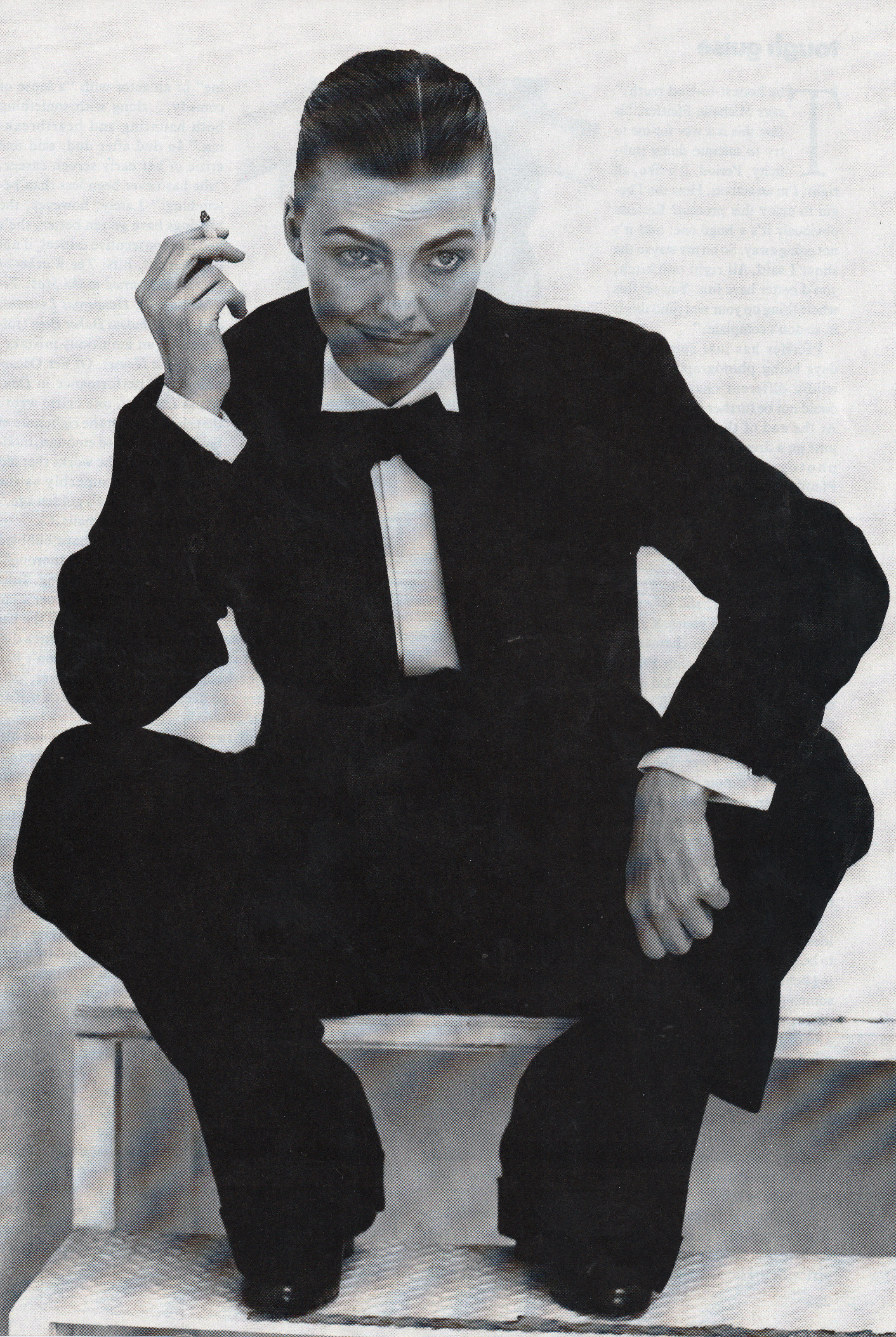 Мишель Пфайффер в образе Лоуренса из пьесы британского драматурга Ноэла Коуарда «Частные жизни»/ Vogue, 1991 год