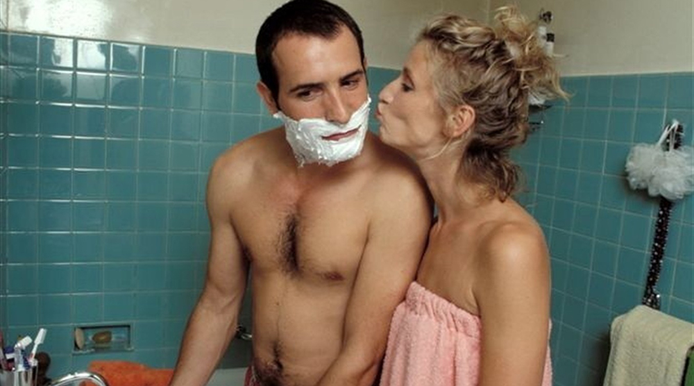 Jean dujardin un gars une fille torse nue