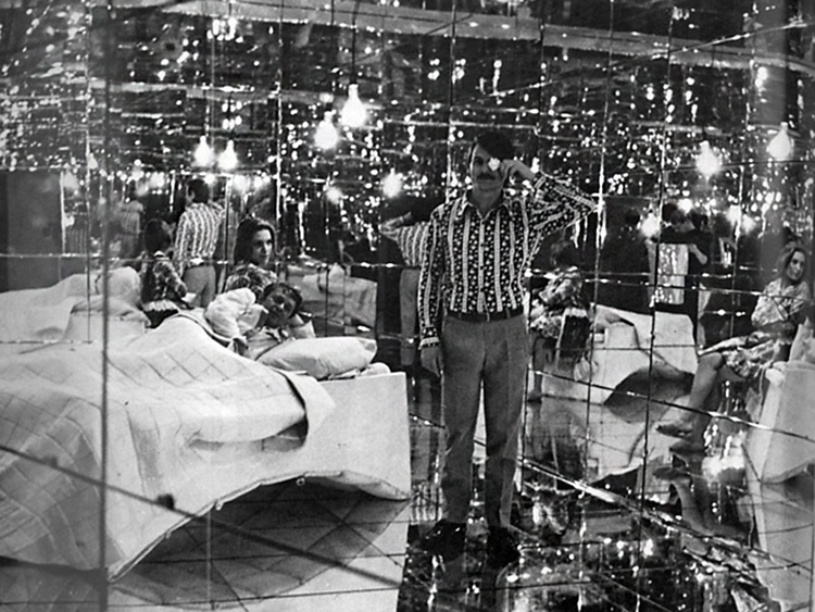 Кадр со съемок фильма «Солярис», 1971 год. Эпизод «Зеркальная комната», впоследствии вырезанный Тарковским из-за «излишней красивости»/ Фото: museikino.ru