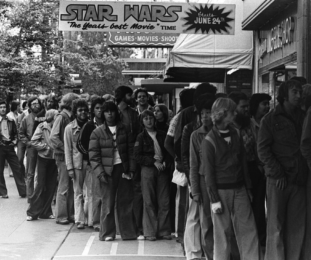 Очередь в кинотеатр на сеансы фильма «Звездные войны. Эпизод IV: Новая надежда», 1977 год