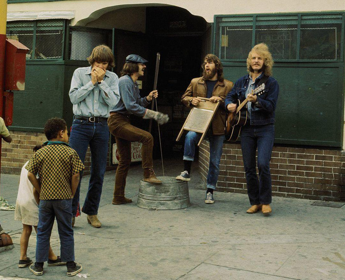 Creedence позируют для обложки альбома "Willi and the Poor Boys"