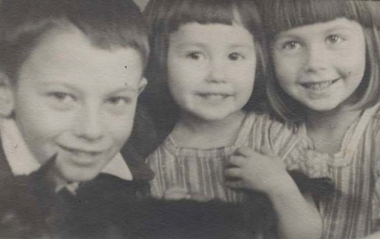 Александр Демьяненко с сестрами/ Фото с сайта 24smi.org