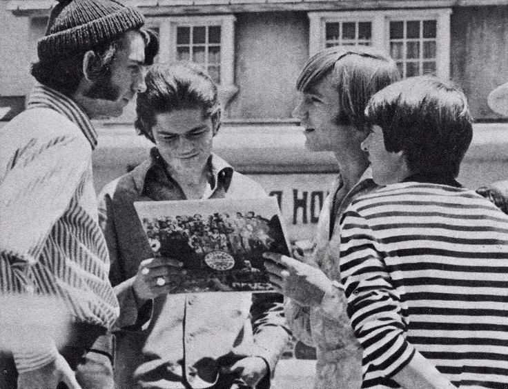 Группа The Monkees изучает новый альбом The Beatles 
