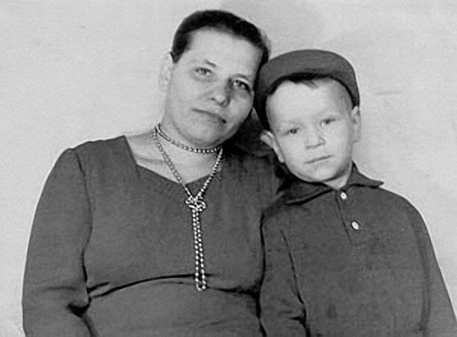 Юный Валера Кипелов с мамой