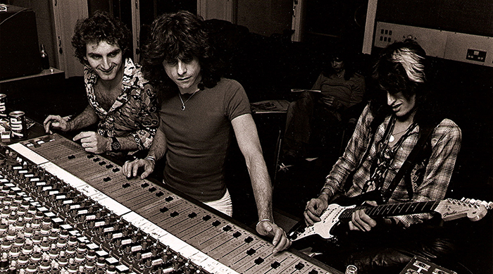 Продюсер Джек Дуглас (слева), звукоинженер Джей Мессина и гитарист Aerosmith Джо Перри