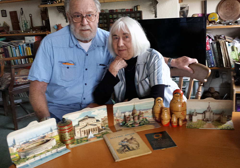 Пит Мэйнард и Хильда Симс бережно хранят коллекцию сувениров из Москвы (фото: Сара МакЛохлин)