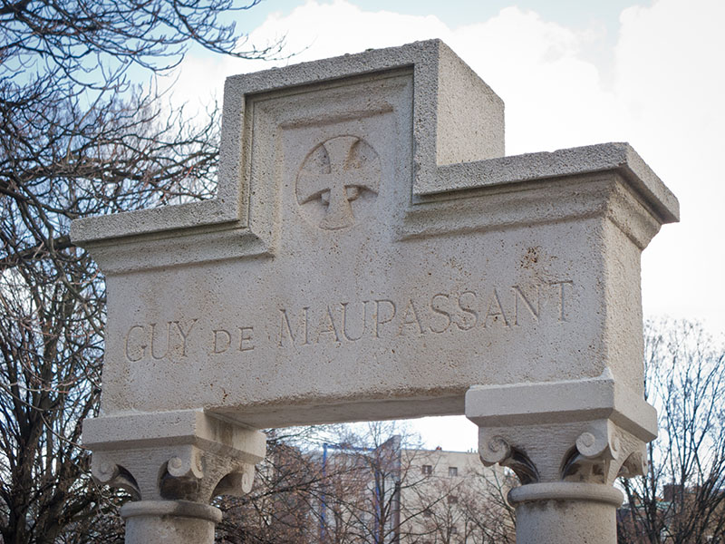 Надгробный камень на могиле Ги де Мопассана. Кладбище Монпарнас, Париж