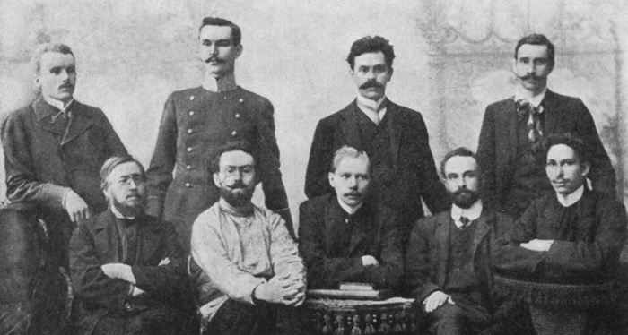 Александр Грин (стоит, крайний справа) в кругу петербургских литераторов, 1909 год.