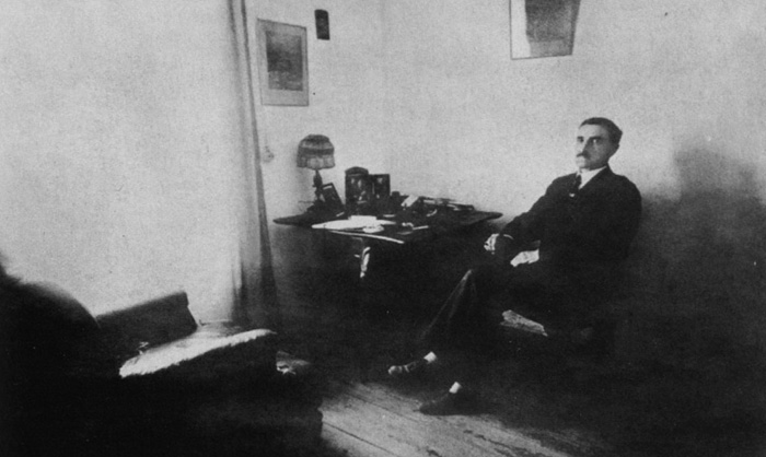 Александр Грин в своем кабинете в Феодосии, 1926 год.