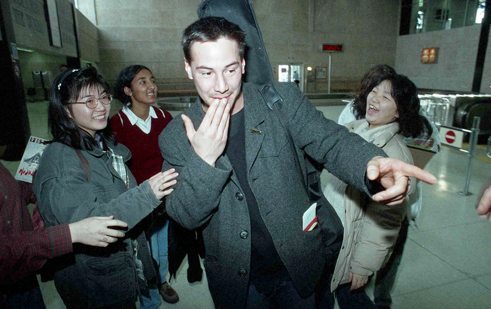 Киану Ривз в окружении поклонниц в аэропорту Виннипега, 1994 год/ Фото с сайта winnipegfreepress.com