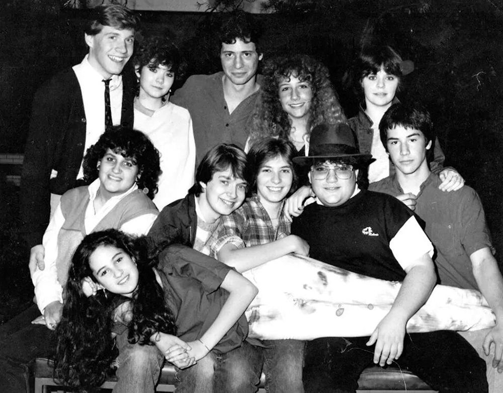 Киану Ривз с участниками школьного театрального кружка, 1983 год/ Фото с сайта mr-reeves.com