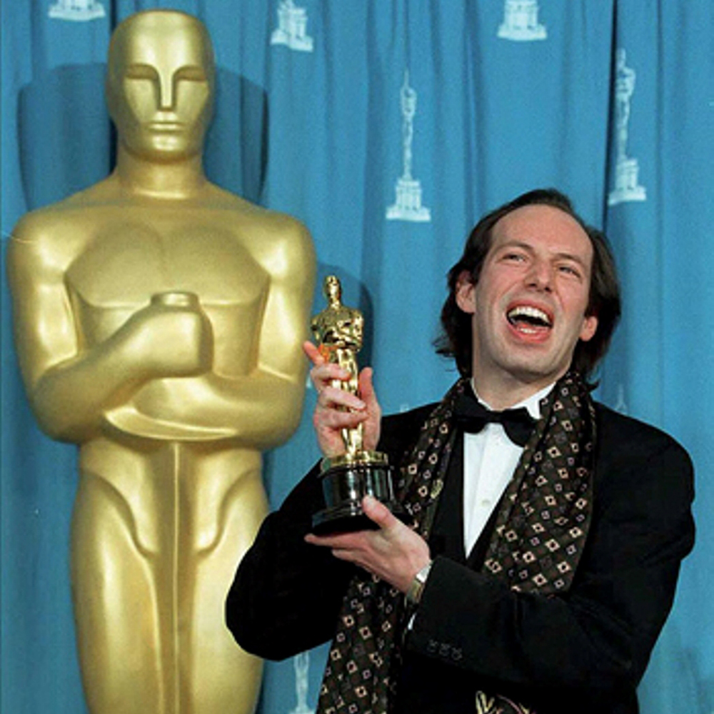 Ханс Циммер с премией «Оскар» за лучшую музыку к мультфильму «король Лев», 1995 год/ Фото с сайта seattlepi.com