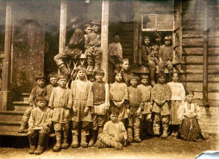 Ученики сельской школы в Ясной поляне.