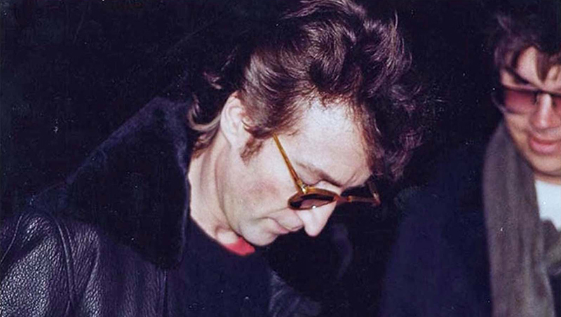 Джон Леннон даёт автограф своему будущему убийце Марку Дэвиду Чепмену.
