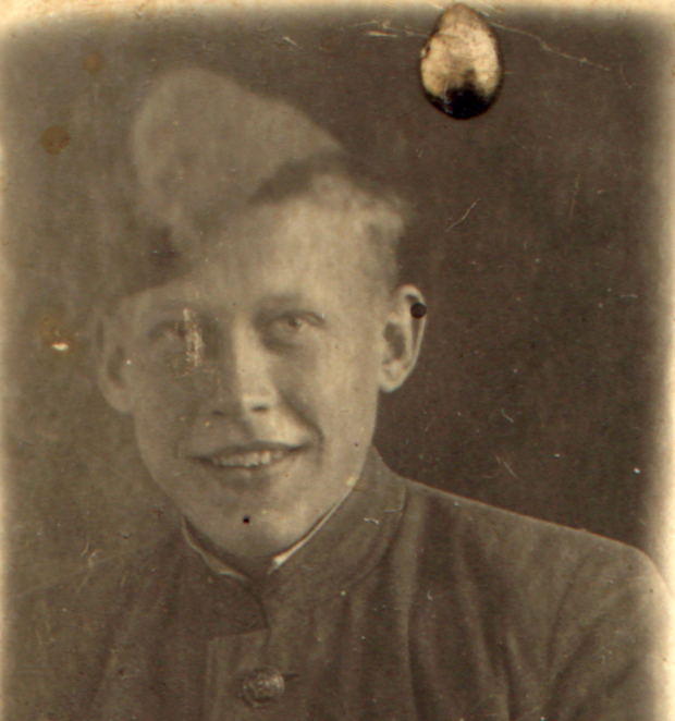 Боец Тендряков в госпитале после ранения руки. 1943 год. Фото: library35.tendryakovka.ru