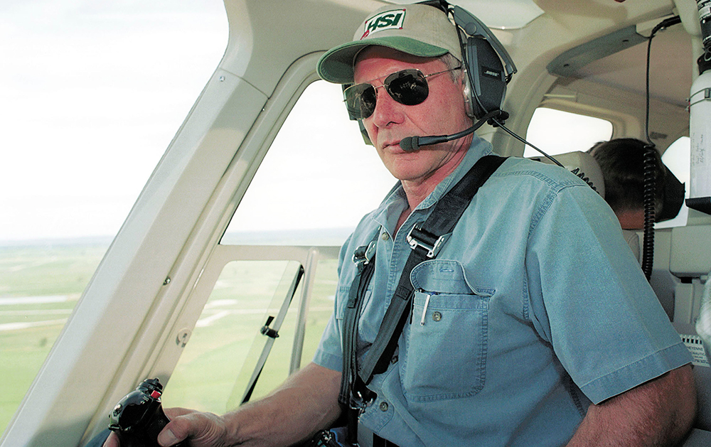 Харрисон Форд в кабине пилота вертолета Bell 407/ Фото с сайта jetss.com