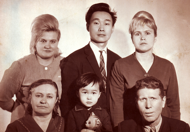 Виктор Цой с родителями на семейной фотографии