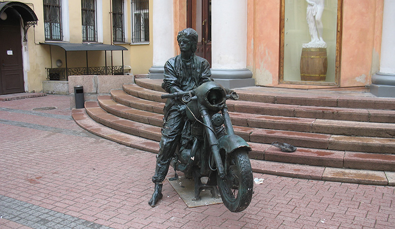 Памятник Виктору Цою в Петербурге