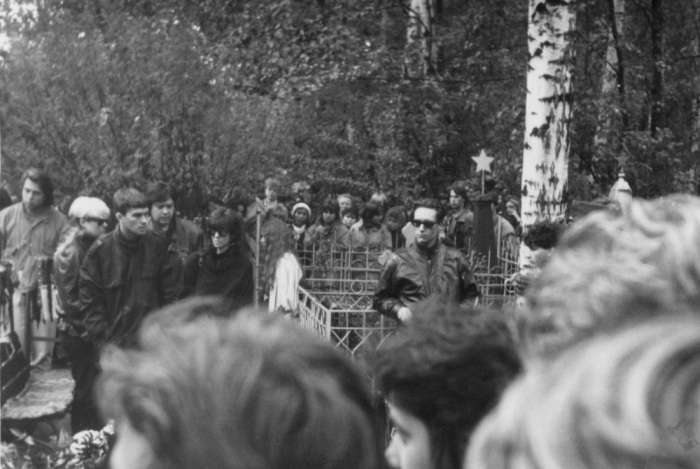 Музыканты «Кино», Наталья Разлогова и Джоанна Стингрей на похоронах Виктора Цоя. Фото из архива Джоанны Стингрей.