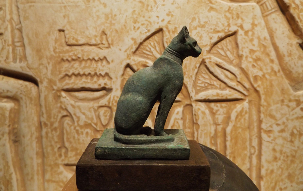 Фигура богини Баст в виде кошки