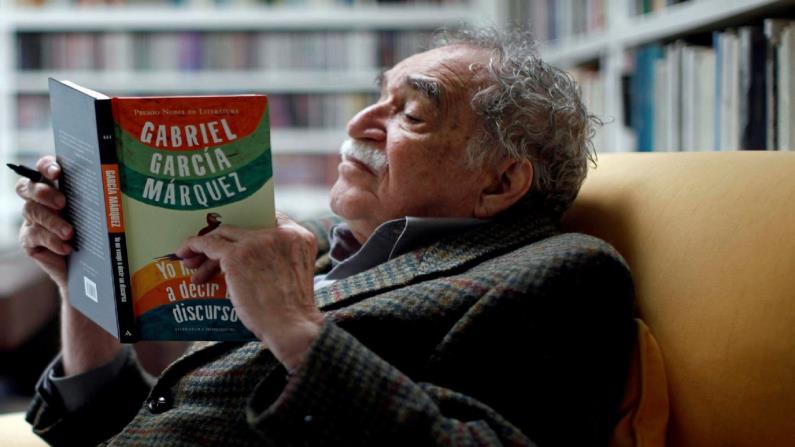 Габриэль Гарсиа Маркес с интересом читает свою книгу