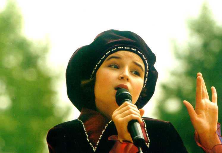 Полина Гагарина начала петь с юного возраста