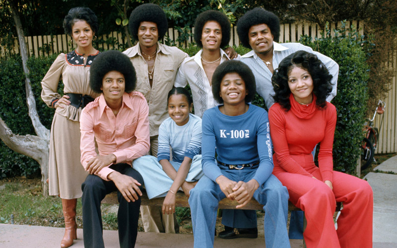 Юные Джексоны в 1977 году. Майкл - в переднем ряду, слева.