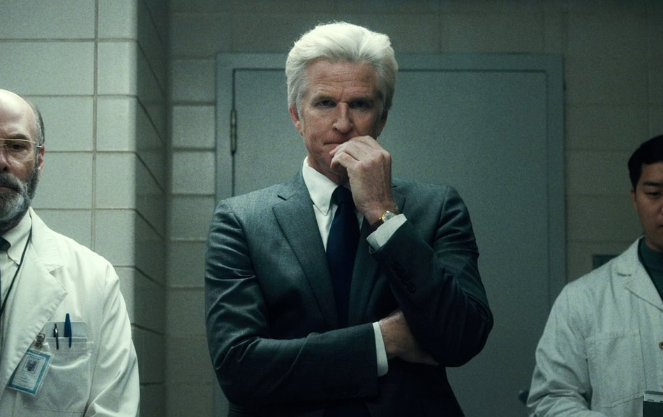 Мэттью Модайн в роли доктора Бреннера, кадр из 1 сезона сериала «Очень странные дела»