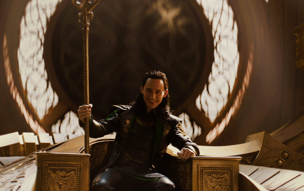 Локи на троне Одина в Асгарде, кадр из фильма «Тор 2: Царство тьмы»