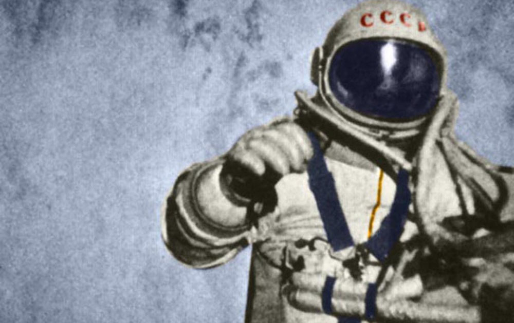 Советский космонавт Алексей Леонов совершает первый в истории выход человека в открытый космос 18 марта 1965 года