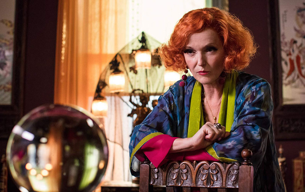 Кадр из сериала «Благие знамения»