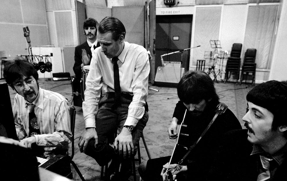 The Beatles и Джордж Мартин в студии