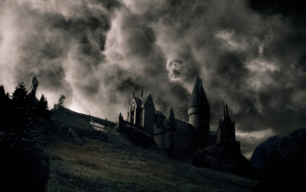 Черная метка Волан-де-Морта над Хогвартсом, кадр из фильма «Гарри Поттер и Принц-полукровка» (2009)