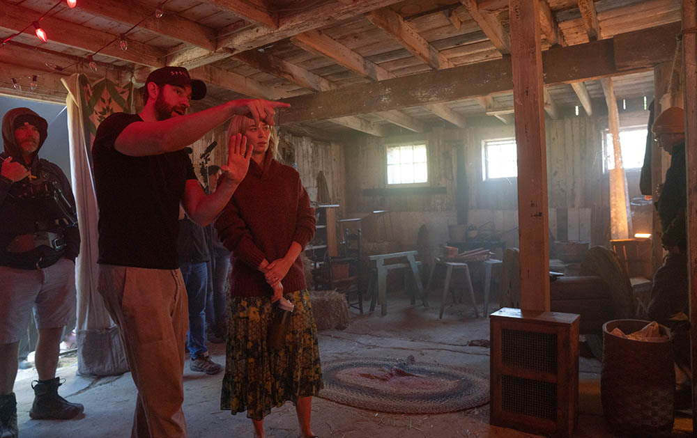 Джон Красински и Эмили Блант на съемках фильма «Тихое место 2» (2021)/ Paramount Pictures