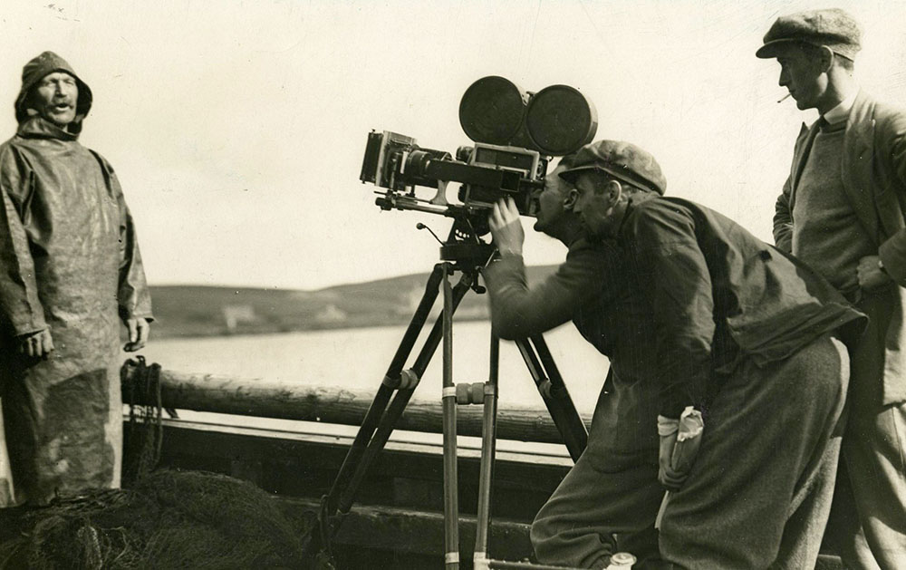 Джон Грирсон и Бэзил Эммотт за съемками фильма «Рыбачьи суда» (1929)