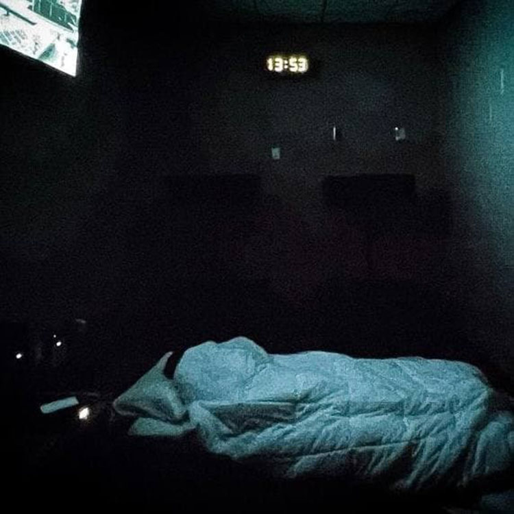 Канье Уэст спит во время презентации «DONDA». Фото взято из Instagram Уэста, но сейчас этот пост удален