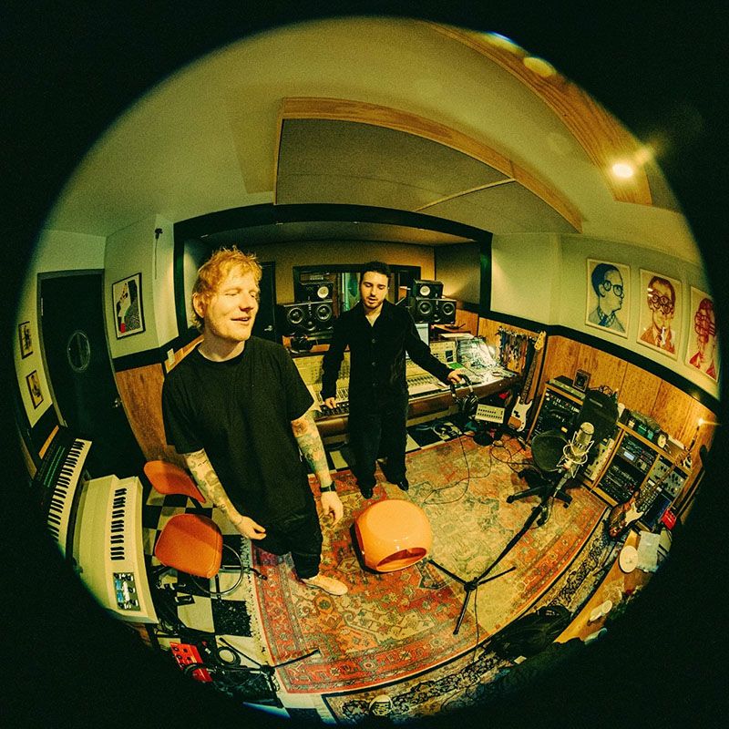 Эд Ширан и продюсер Ilya за работой в студии/ Фото: соцсети Эда Ширана