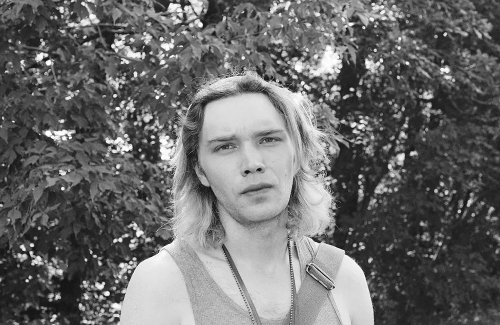 Чарли Пламмер на съемках фильма «Долгая прогулка» (2025)/ Фото: соцсети Чарли Пламмера